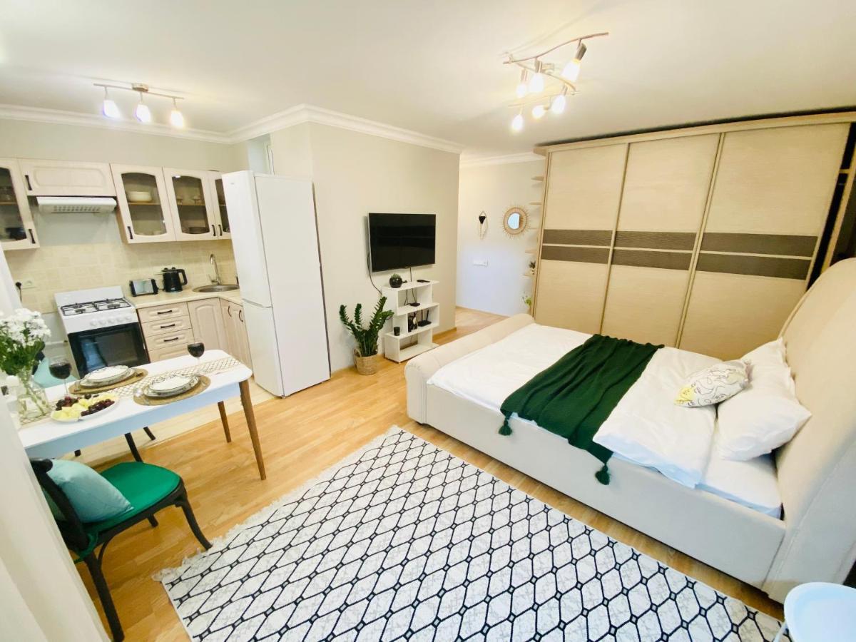 Like Home Apartments&Rooms Alma-Ata Buitenkant foto